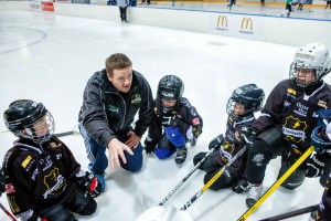 Trener Anders gir instruksjoner, her fra en turnering i fjor. Spillerne lytter!