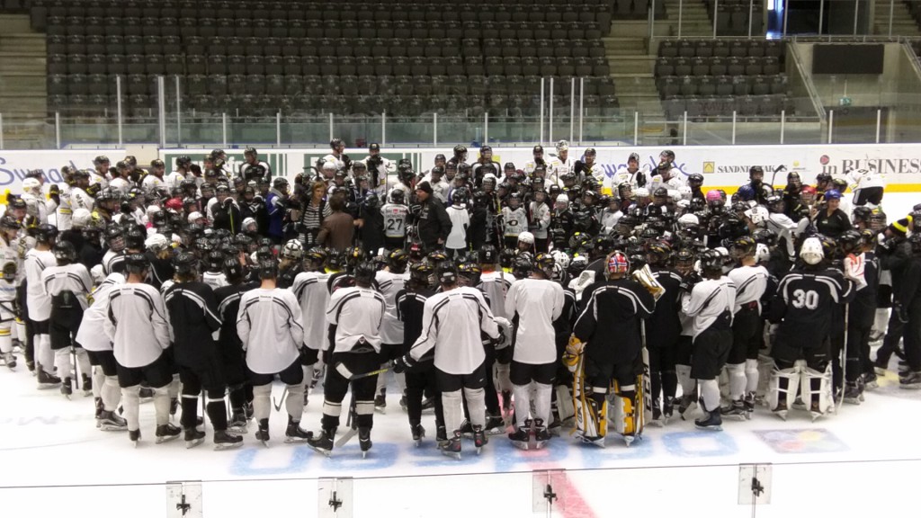 Underveis i filmingen til ny Oilers-intro. Spillere fra Stavanger Hockey i alle aldre samlet på isen sammen med Oilers og Oilers U20.