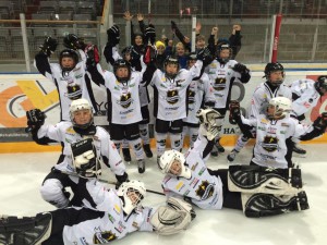 Stavnager Sort (lånte drakter) med Hvit i bakgrunnen feirer den DEILIGE 3-2-seieren over Ringerike Panther i Storhamar Big-Ice U11 2015!