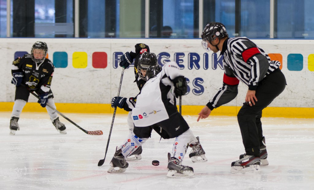 Stavanger U11 Rød møtte Stavanger U11 Blå til dyst i sesongens første serierunde i Stavanger Ishall 2 lørdag kl 18:00