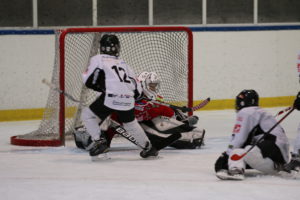 Nr. 12 Karlsen setter en puck bak Bergens gode målvakt. Liggende i forgrunnet Nr.7 Bjørnsen | Foto: Jack Andre Djupvik