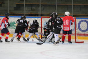 "Her skal ikke du stå!" Nr.10 Kaland rydder opp foran keeper nr.47 Haynes | Foto: Jack Andre Djupvik