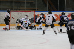 Leangen-Hvit. Her fra plasseringskampen. Nr.7 Bjørnsen med keeper nr 40 Djupvik i bakgrunnen | Foto: Jack Andre Djupvik