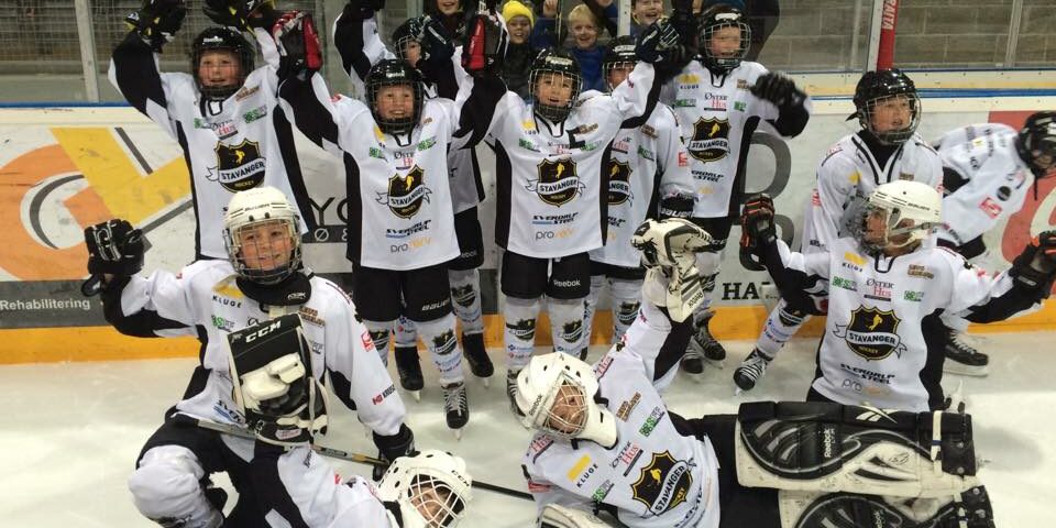 Stavnager Sort (lånte drakter) med Hvit i bakgrunnen feirer den DEILIGE 3-2-seieren over Ringerike Panther i Storhamar Big-Ice U11 2015!