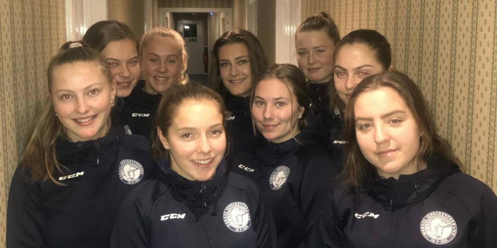 FOTO: Magnus Evensen, Norges Ishockeyforbund
Bakerst fra venstre: Lotte Pedersen, Rebekka Haukali, Hedda Håvarstein og Kaja Kristensen. I midten: Karen Forgaard, Christina Furuseth, Stine Myreng Kjellesvik. Foran: Eirin Stendahl og Emilie Olsen.