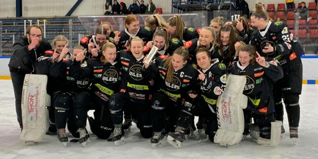 NM-LAGET til OILERS SH består av disse spillerene
3 L. Pedersen
6 K. Kristensen
8 E. Stendahl
9 S. Kleven (C)
13 E. Olsen (A)
16 S. Kjellesvik (A)
17 L. Berntsen
18 A. Schei
19 M. Pommeresche Knudsen
20 C. Furseth
22 K. Forgaard
24 V. Løvdal
26 S. Andersen
27 P. Løschbrandt
28 J. Kristensen
40 M. Vatland
41 H. Håvarstein
71 R. Haukali
1 S. Flyvholm
38 I. Risa
--------------------------
Trener: Marcus Forgaard
Lagleder: Tone Olsen
Lagleder: David Stendahl