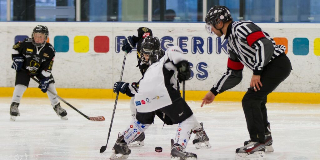 Stavanger U11 Rød møtte Stavanger U11 Blå til dyst i sesongens første serierunde i Stavanger Ishall 2 lørdag kl 18:00