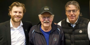 Rune Johansson (80) med Oilers-caps, flankert av to representanter fra klubben